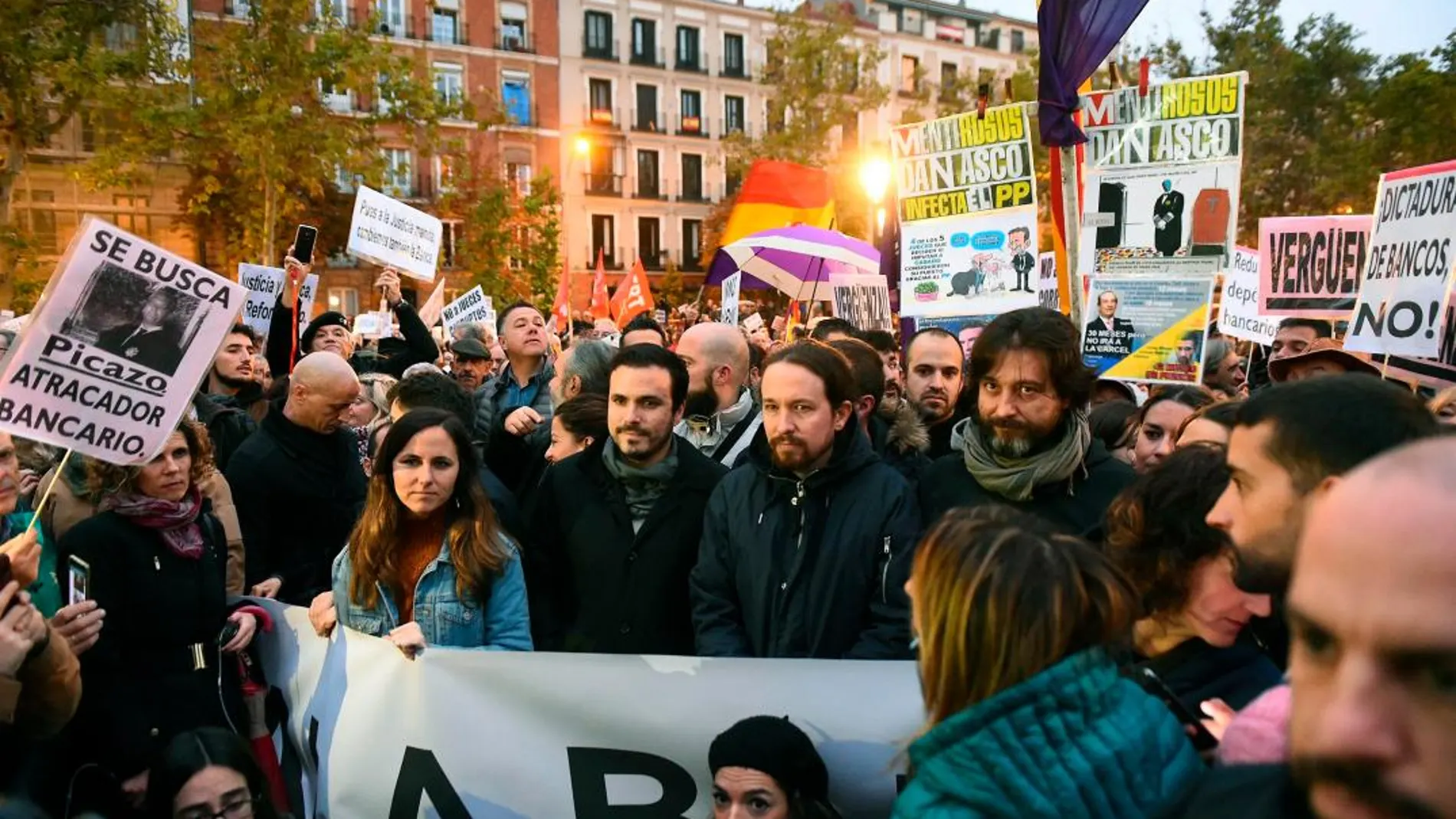 Pablo Iglesias, Alberto Garzón, Ione Belarra y Rafa Mayoral en la concentración hoy ante el Tribunal Supremo en Madrid. EFE/Fernando Villar