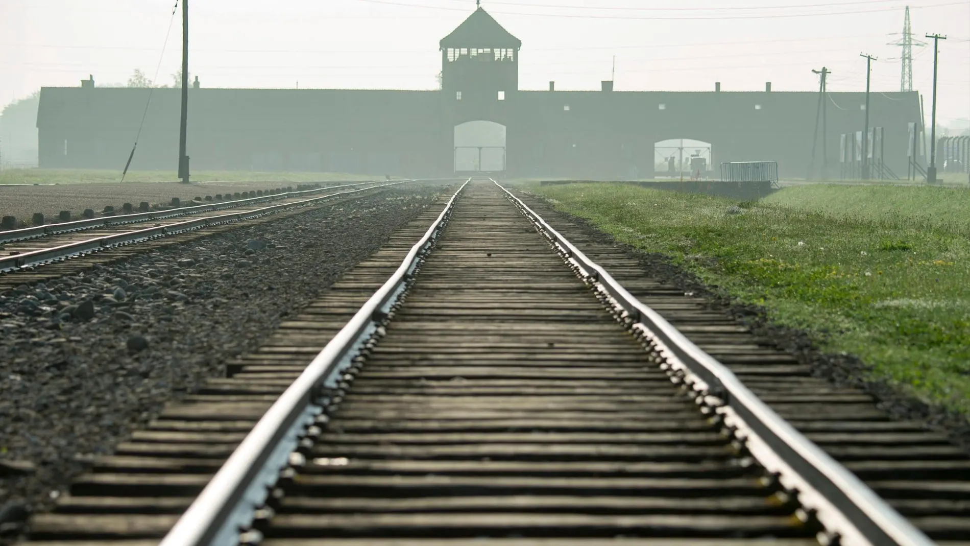Raíl de ferrocarril en el campo de concentración de Auschwitz