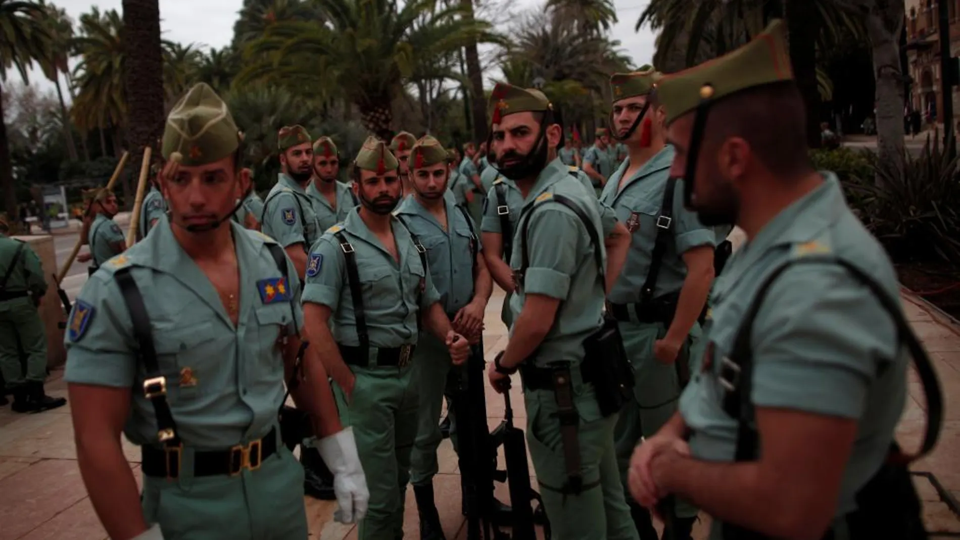 La legión ha recibido a Rajoy y Hollande a su llegada a Málaga.