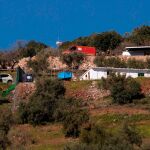 Miembros de la Guardia Civil en los alrededores de la finca privada en la localidad malagueña de Totalán