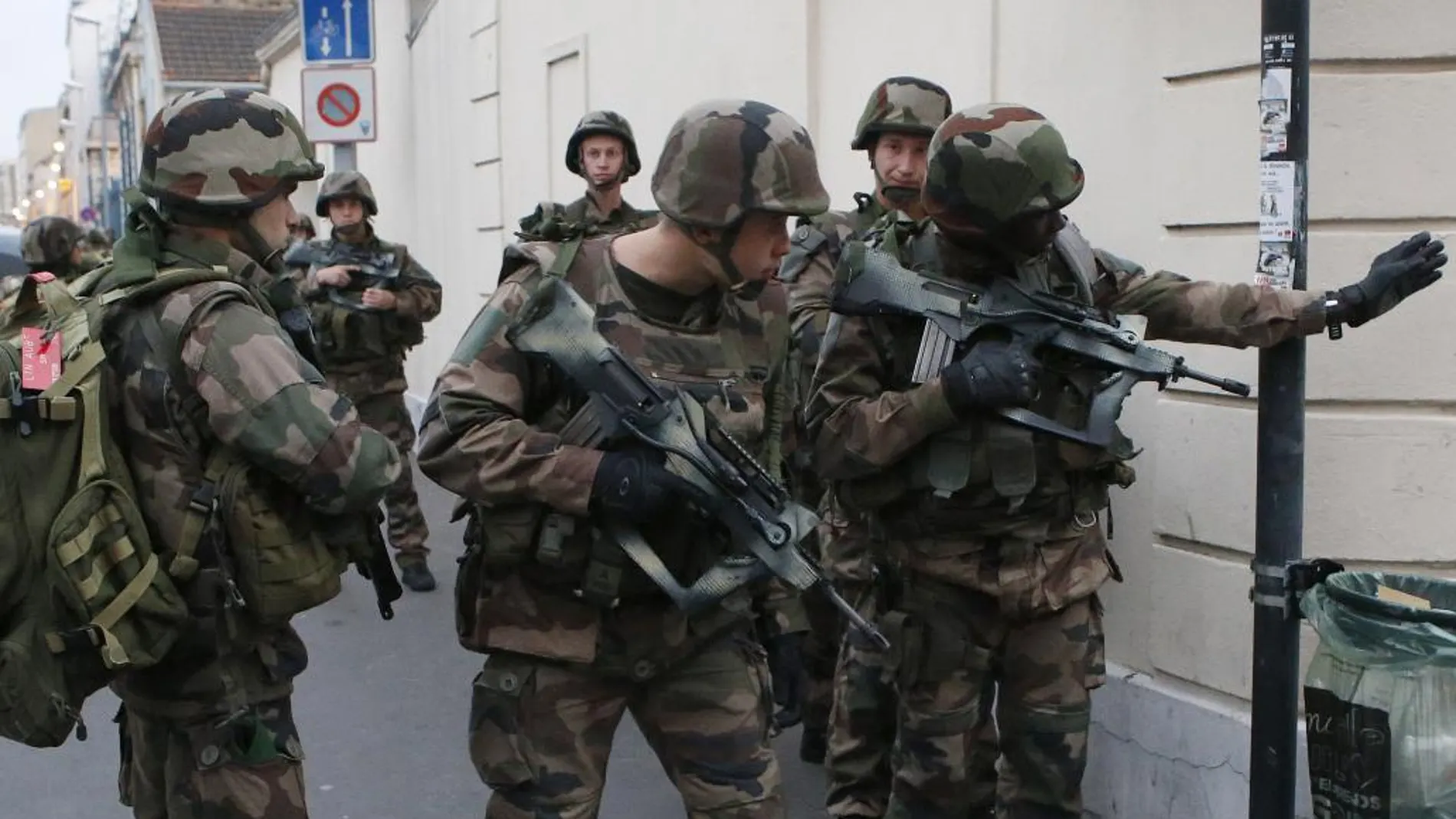 Soldados franceses desplegados en Saint Denis.