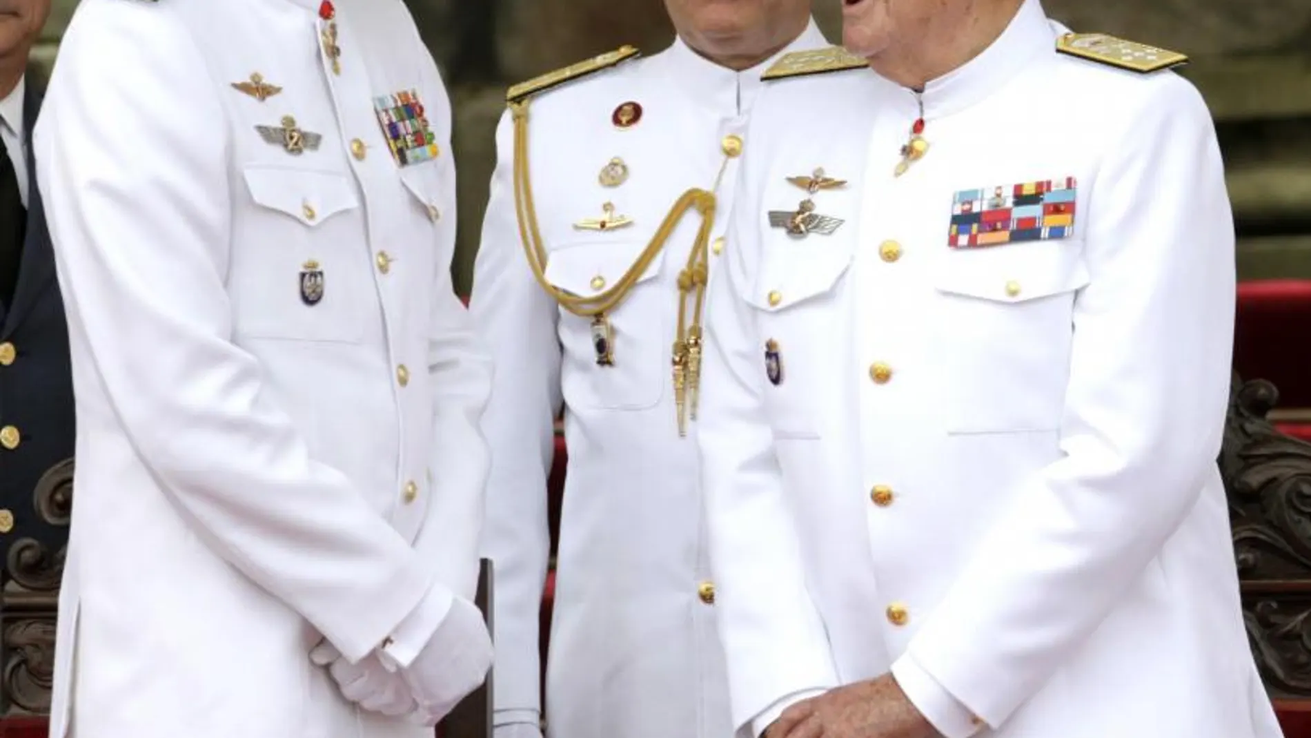 El Rey Felipe VI y su padre, Don Juan Carlos, presiden el desfile dentro de los actos del 300 aniversario de la Real Compañía de Guardiamarinas