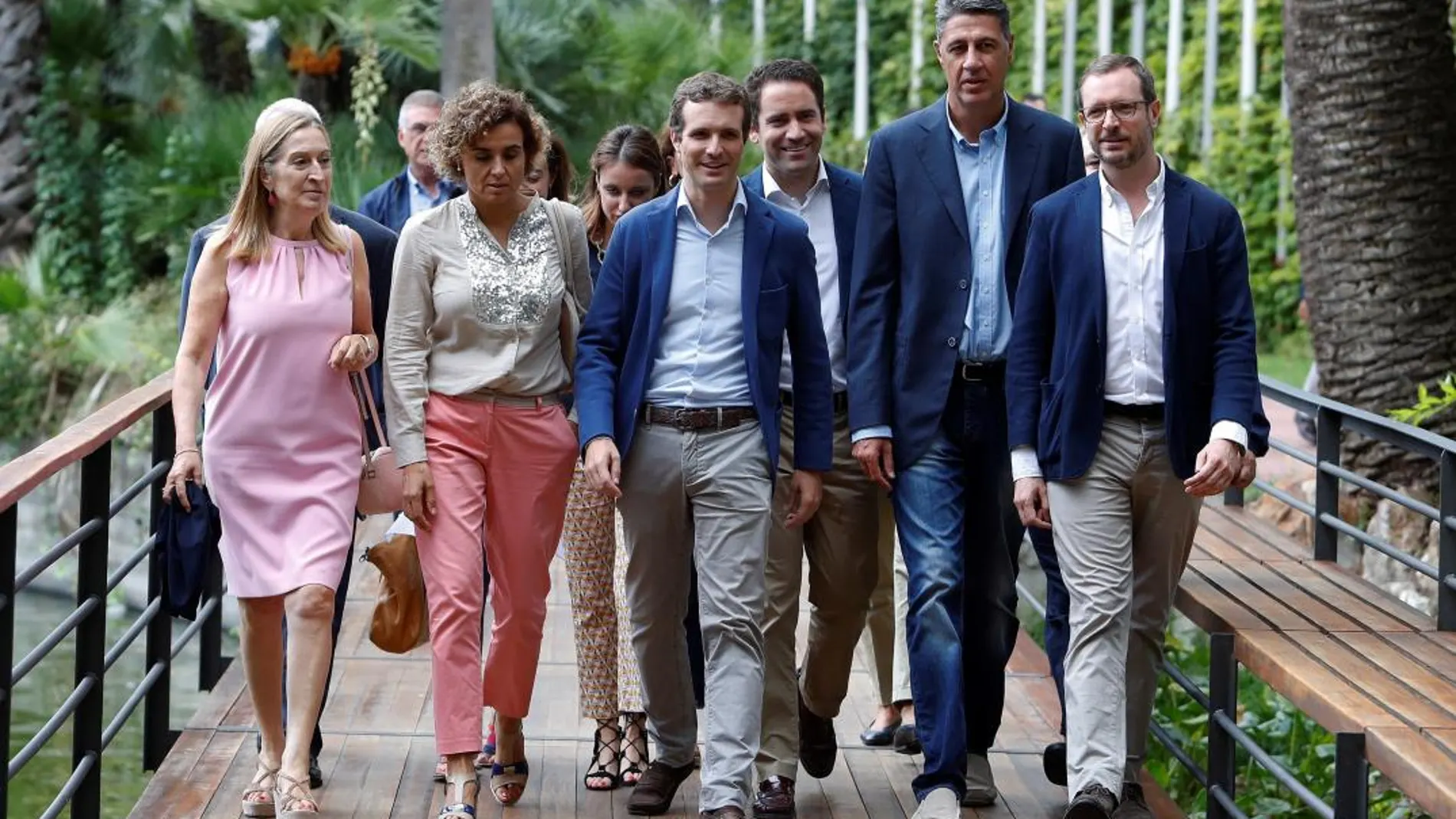 Casado, acompañado por (de izda. a dcha.) la presidenta del Congreso, Ana Pastor; la portavoz del partido, Dolors Montserrat; el secretario general, Teodoro García Egea; el presidente del PPC, Xavier García Albiol, y Javier Maroto, a su llegada hoy a la Junta Directiva Nacional. Foto: Efe