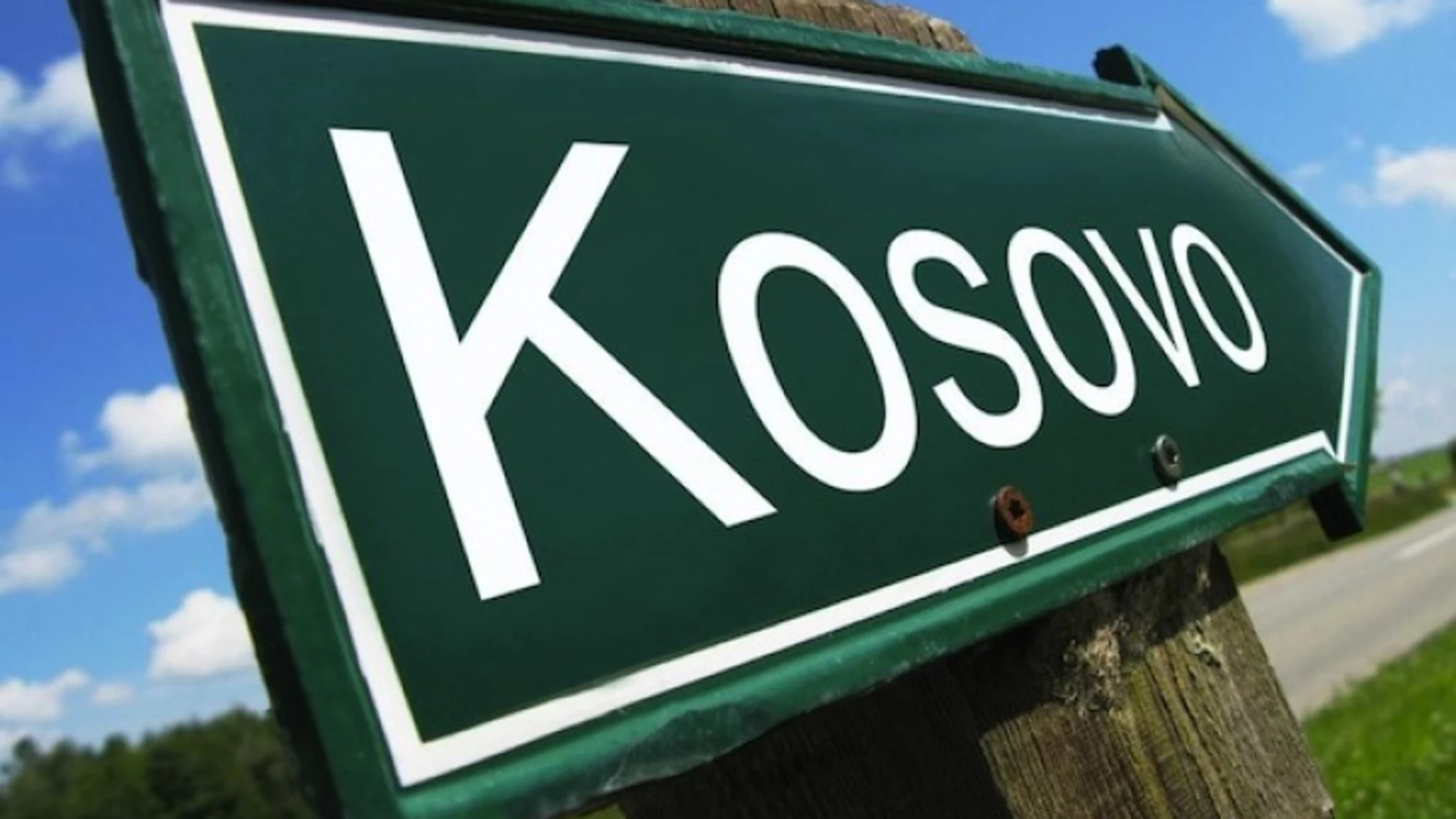 Cartel de Kosovo en los alrededores de Prizren