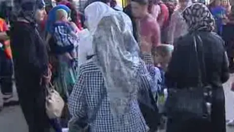 Momento en el que el grupo de refugiados llega al aeropuerto