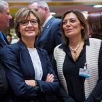 La consjera de Agricultura y Ganadería, Milagros Marcos, y la ministra Isabel García Tejerina, conversan, ayer en Bruselas, momentos antes del comienzo de la reunión del Consejo de Ministros de Agricultrura y Pesca de la Unión Europea