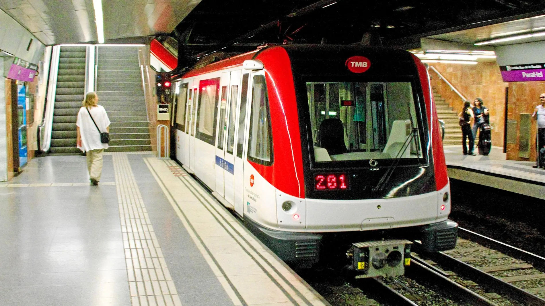 En la actualidad, las frecuencias de paso del metro en Barcelona oscilan entre los tres y los cuatro minutos.