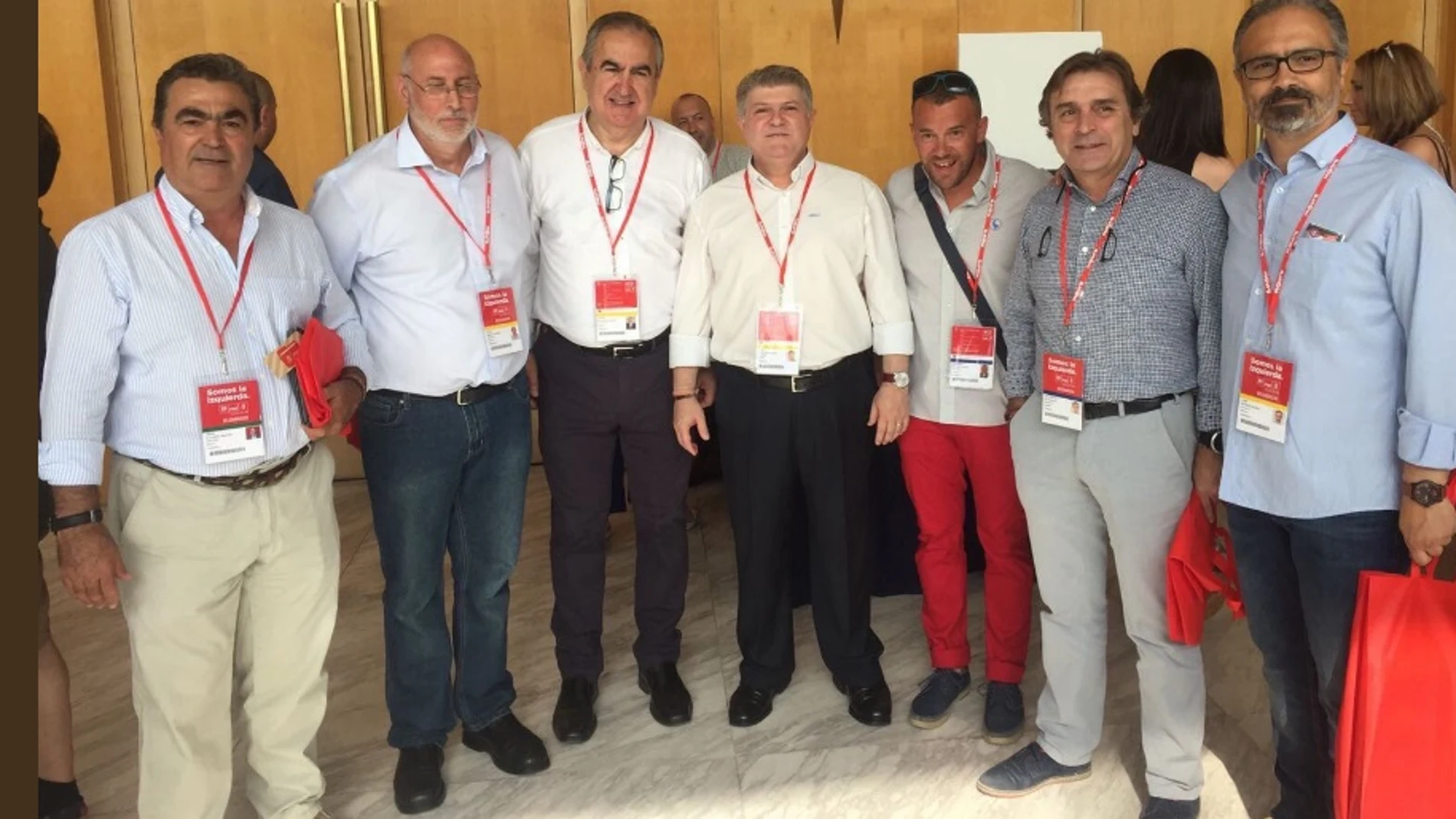 Rafael González Tovar y José Vélez, en el centro, junto con otros miembros de la delegación murciana, en el 39 Congreso del PSOE