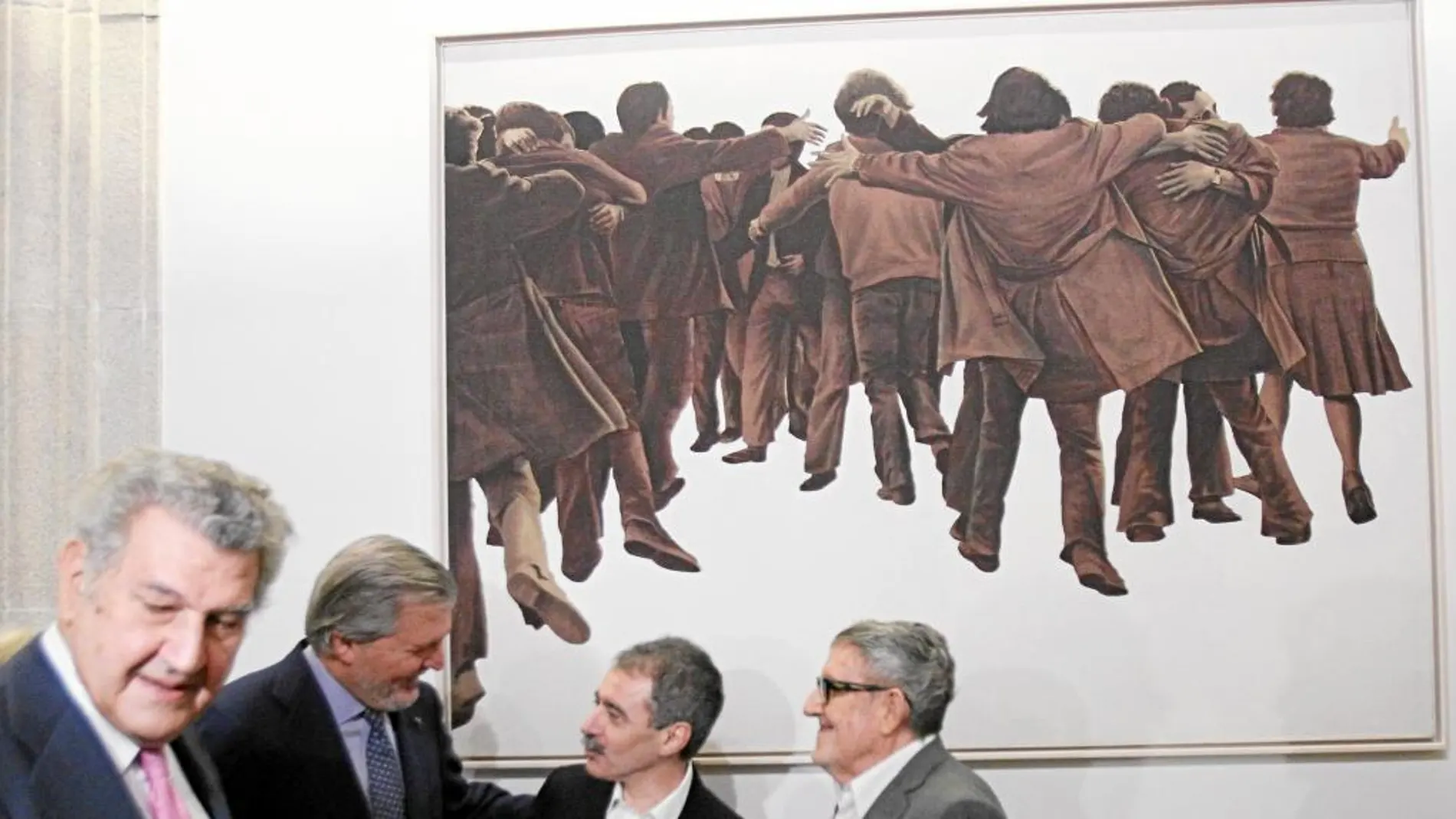 El presidente del Congreso y el ministro de Educación y Cultura estuvieron junto al autor, Juan Genovés (derecha), y el director del Museo Reina Sofía