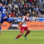 El jugador del RCD Espanyol Gerard lucha por el balón con el jugador del Deportivo Alavés Kristicic