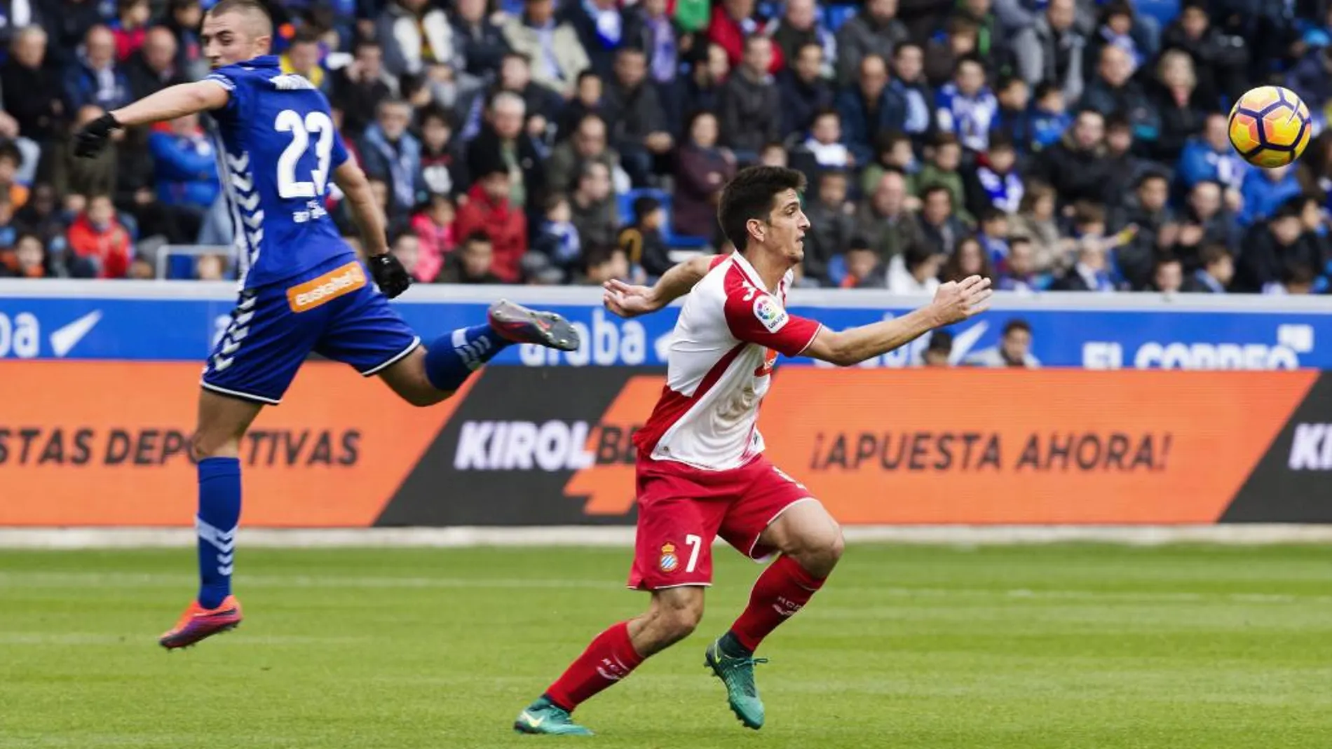El jugador del RCD Espanyol Gerard lucha por el balón con el jugador del Deportivo Alavés Kristicic