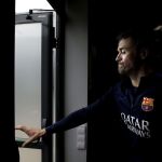 El entrenador del FC Barcelona, Luis Enrique Martínez, abandona la sala de prensa tras la rueda de prensa.