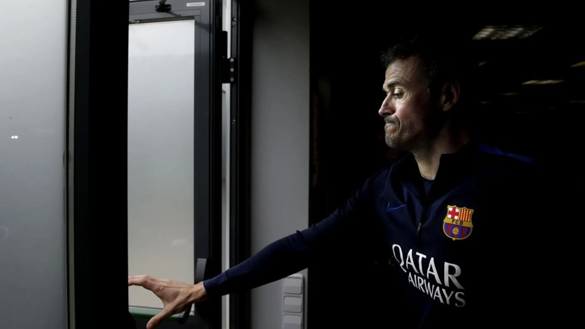 El entrenador del FC Barcelona, Luis Enrique Martínez, abandona la sala de prensa tras la rueda de prensa.