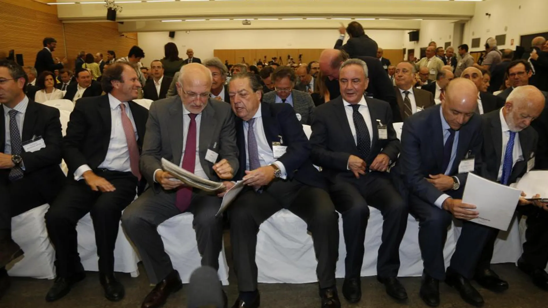 El presidente de la Asociación Valenciana de Empresarios (AVE), Vicente Boluda, conversa con el presidente de Mercadona Juan Roig, junto al presidente del Grupo Cosentino, Francisco Martínez Cosentino, durante la cumbre empresarial celebrada en Roquetas de Mar (Almería)