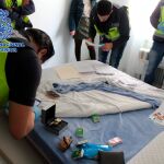 Agentes de la Policía Nacional durante el registro domiciliario de los pisos-prostíbulo de Cieza