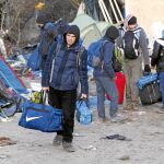 FIN DE LA JUNGLA. El campamento de Calais en Francia, bautizado como «La Jungla», fue ayer desmantelado. En la imagen, los inmigrantes que esperan cruzar a Reino Unido recogen sus pertenencias