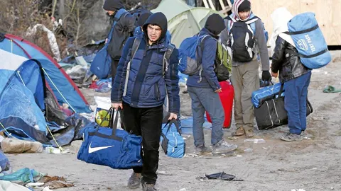 FIN DE LA JUNGLA. El campamento de Calais en Francia, bautizado como «La Jungla», fue ayer desmantelado. En la imagen, los inmigrantes que esperan cruzar a Reino Unido recogen sus pertenencias