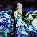 Un visitante se pierde por la instalación «Black Waves. Lost, Immersed and Reborn» que inunda los rincones de la cuarta planta del Espacio Fundación Telefónica