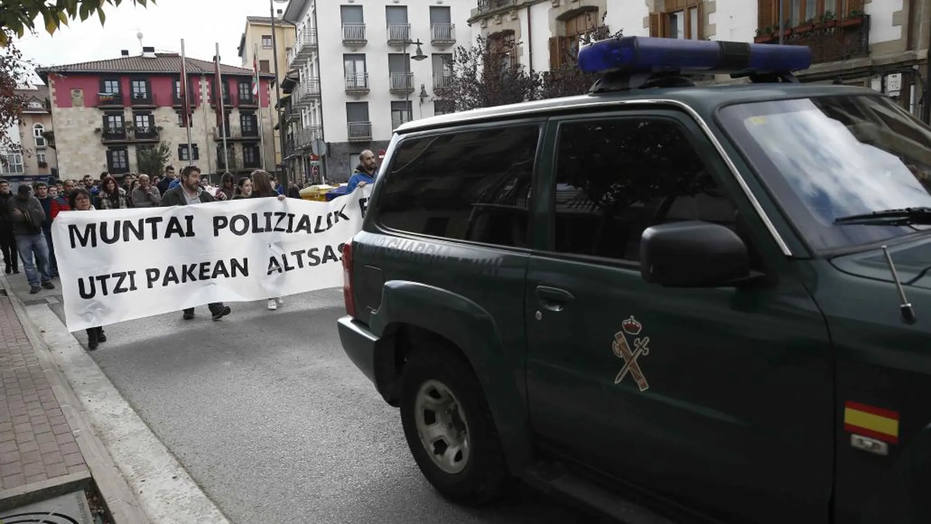 Manifestación convocada por Sortu y vecinos de Alsasua contra la Guardia Civil