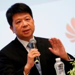 El presidente rotativo de Huawei, Guo Ping, durante la rueda de prensa en la que presentó los resultados / Reuters