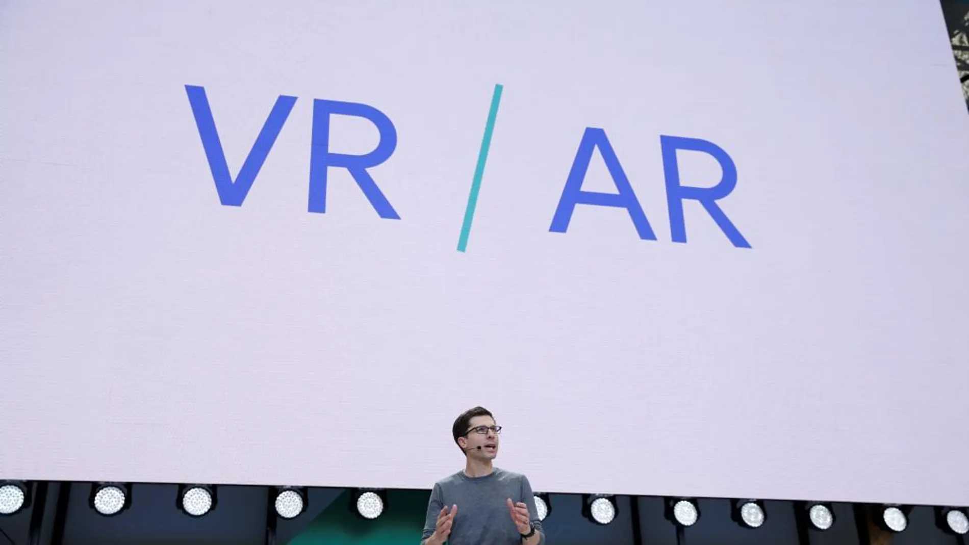 Clay Bavor, vice presidente de la division de Realidad Virtual de Google, durante su intervención en el evento anual de desarrolladores celebrado este miércoles