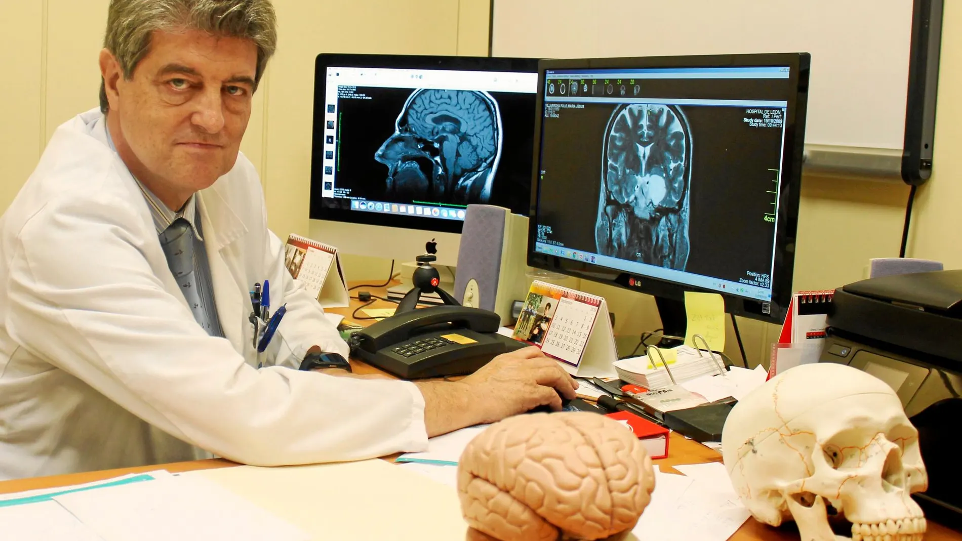 En la imagen, el doctor Roberto Martínez, jefe de la Unidad de Neurocirugía Funcional del Hospital Ruber Internacional de Madrid / Reportaje gráfico: Ruber Internacional