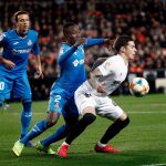 El jugador del Valencia, Santi Mina, intenta controlar el balón ante Djene y Maksimovic del Getafe / Efe