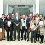 El presidente de la Diputación de Valladolid, Jesús Julio Carnero, posa con varios empresarios de la localidad vallisoletana de Íscar