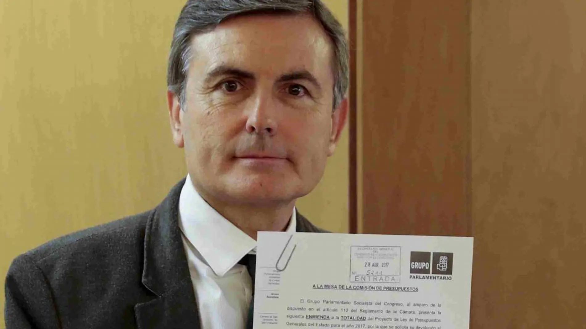 El portavoz de Economía del PSOE, Pedro Saura, en el registro del Congreso donde presentó una enmienda a la totalidad .