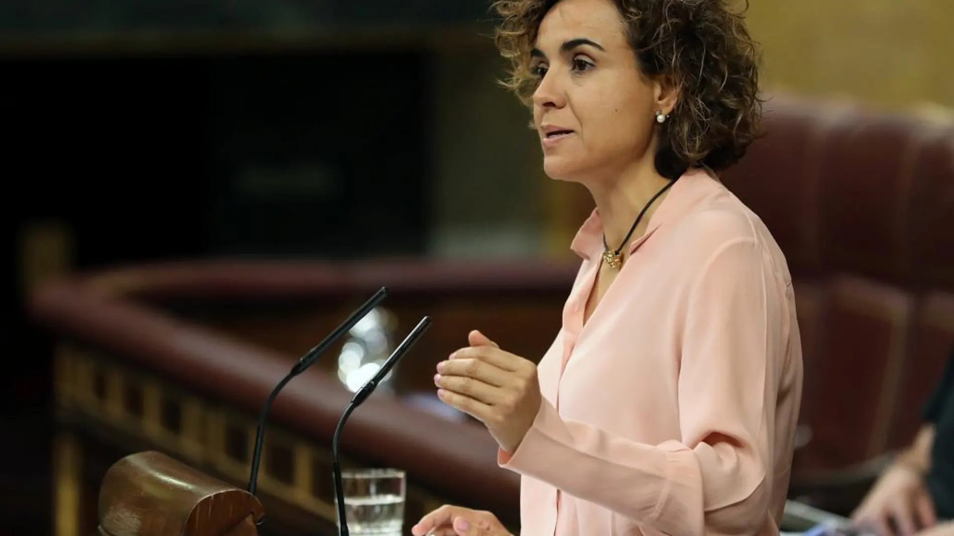La la ministra de Sanidad, Servicios Sociales e Igualdad, Dolors Montserrat, durante una intervención en el Pleno del Congreso de los Diputados