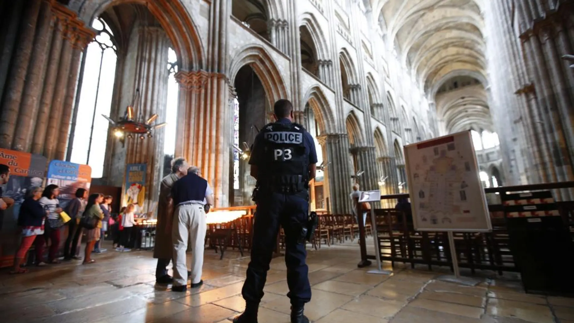 Un policía monta guardia durante la misa en homenaje al sacerdote asesinado Jacques Hamel, en la Catedral de Notre Dame de París