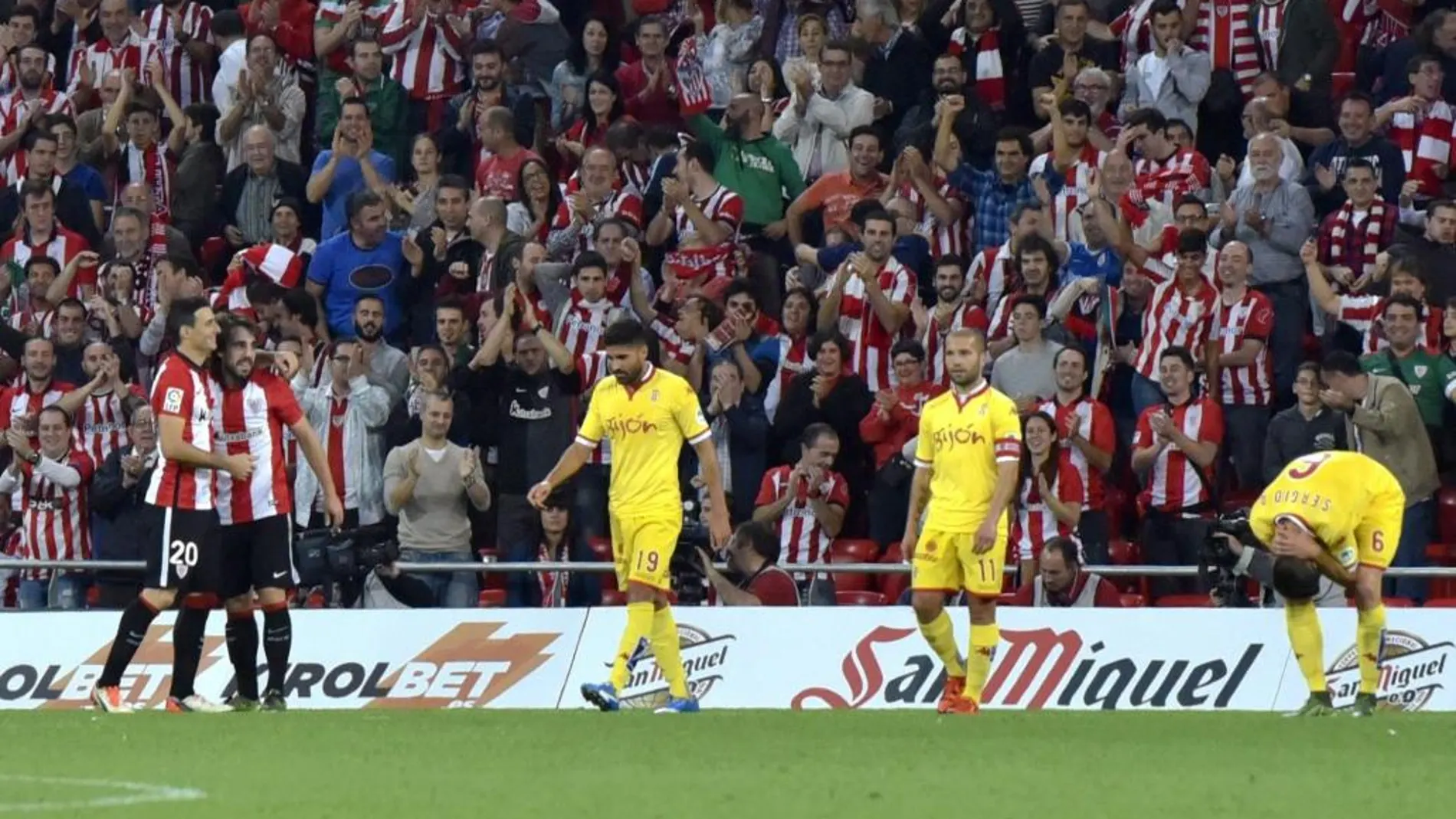 Los jugadores del Athletic, Aritz Aduriz (i) y Beñat (2i), celebran el tercer gol del equipo bilbaino, durante el encuentro