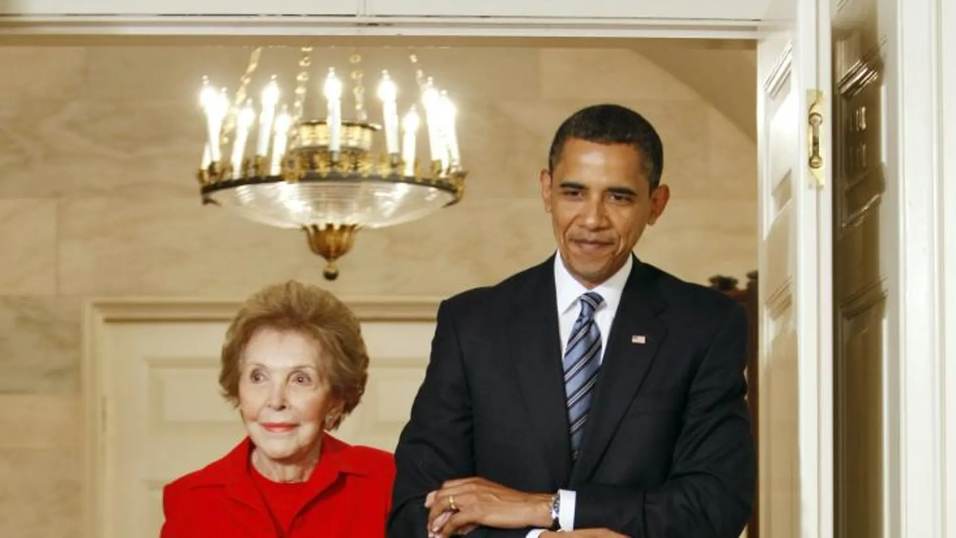 Barack Obama acompaña a Nancy Reagan en una imagen de 2009.