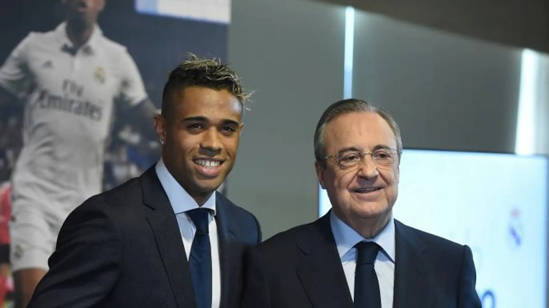 El delantero Mariano Díaz, acompañado por el presidente del Real Madrid, Florentino Pérez, durante su presentación como nuevo jugador de la entidad blanca / Foto: Efe