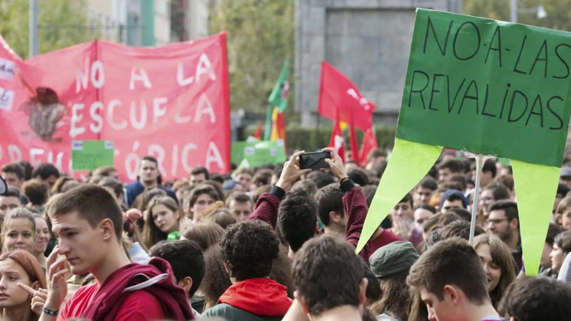 Manifestación contra la LOMCE celebrada ayer por las calles de Zaragoza