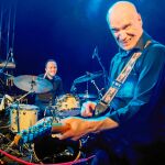 El que fuera fundador de Dr. Feelgod, Wilko Johnson, en primer plano, junto a su banda