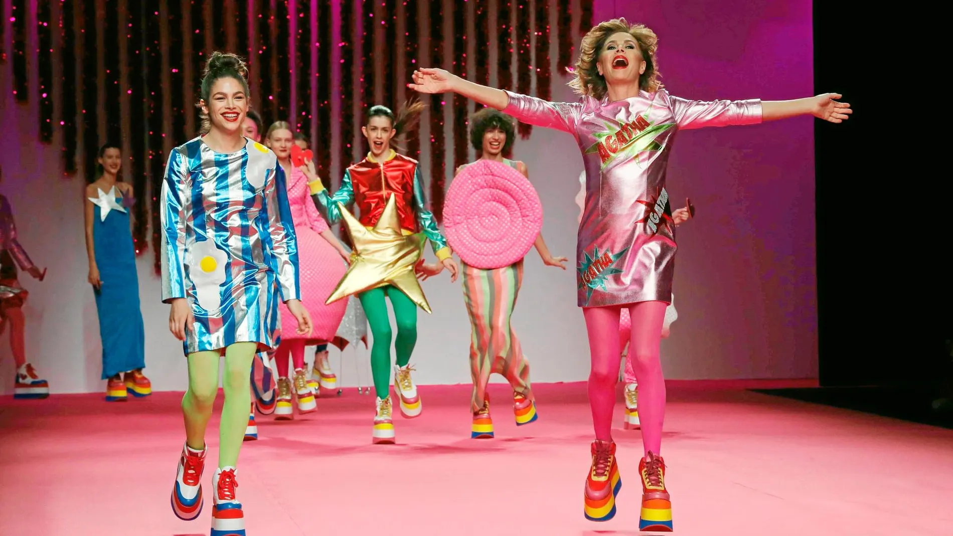 La diseñadora Agatha Ruiz de la Prada saluda junto a su hija Cósima Ramírez al finalizar la presentación de su colección otoño - invierno 2019-20 / Efe