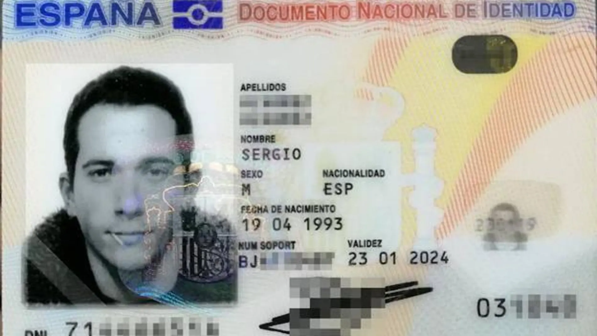El Documento Nacional de Identidad del leonés Sergio Álvarez saliendo con un palillo en la boca.