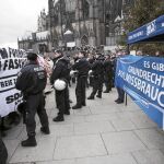 Varios policías patrullan cerca de la estación central de tren de Colonia, ayer. Alemania vive con estupor e indignación el goteo de denuncias, alrededor de 100, presentadas por mujeres
