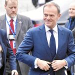 El presidente del Consejo Europeo, Donald Tusk, llega ayer a una reunión con los miembros del Partido Popular Europeo previa a la reunión con los Veintiocho en Bruselas y antes de ser reelegido para un nuevo mandato pese a la oposición de su propio país, Polonia