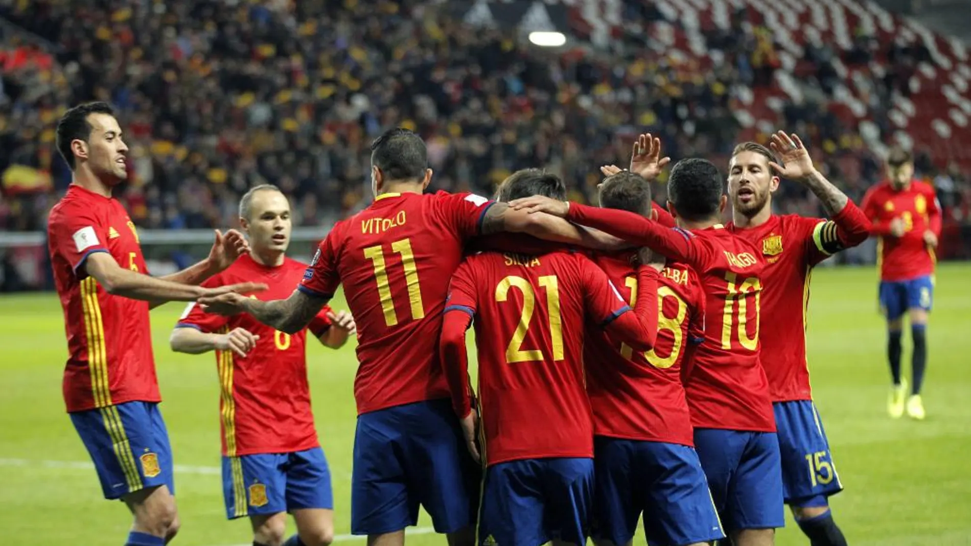 Los jugadores de la selección española de fútbol celebran tras marcar ante Israel, durante el partido clasificatorio para el Mundial de Rusia 2018 disputado esta noche en el estadio de El Molinón, en Gijón.