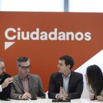 El presidente de Ciudadanos, Albert Rivera, conversa hoy con el secretario general, José Manuel Villegas, la portavoz, Inés Arrimadas, y el responsable del área Constitucional, Juan Carlos Girauta
