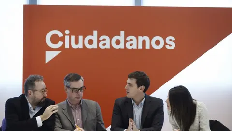 El presidente de Ciudadanos, Albert Rivera, conversa hoy con el secretario general, José Manuel Villegas, la portavoz, Inés Arrimadas, y el responsable del área Constitucional, Juan Carlos Girauta