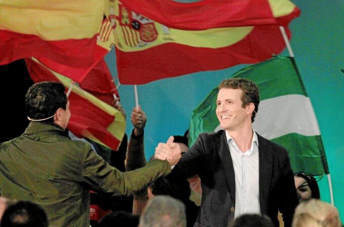 El líder del PP, Pablo Casado, acompañó ayer a Juanma Moreno en un acto de campaña en Algeciras / Efe