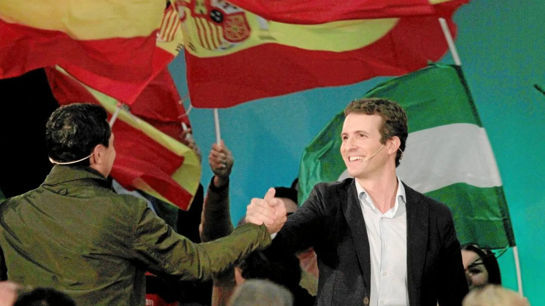 El líder del PP, Pablo Casado, acompañó ayer a Juanma Moreno en un acto de campaña en Algeciras / Efe