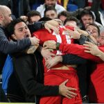 Correo se abraza a unos aficcionados sevillistas tras marcar