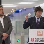 El president de la Generalitat, Carles Puigdemont (d), acompañado del vicepresidente del Gobierno catalán, Oriol Junqueras (i), en el aeropuerto del Prat, durante la inauguración del nuevo tramo de la línea 9 del metro de Barcelona
