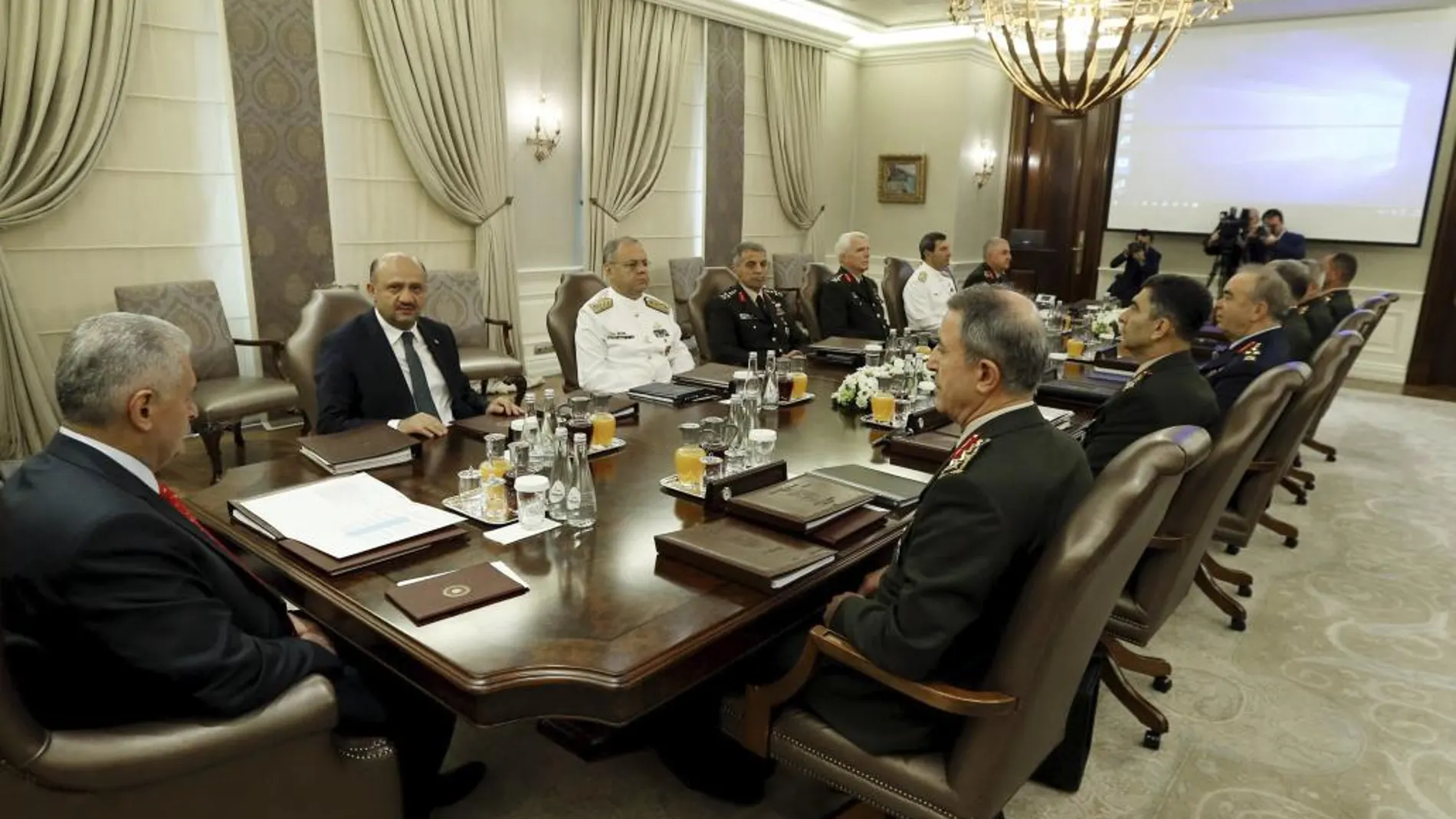 El primer ministro turco, Binali Yildirim (i), en la reunión del Consejo Militar Supremo de Turquía celebrada hoy en Ankara, Turquía