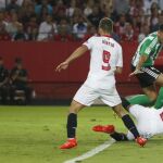 El defensa argentino del Sevilla Gabriel Mercado (d), junto a su compañero Vietto (2-i) y el bético Bruno