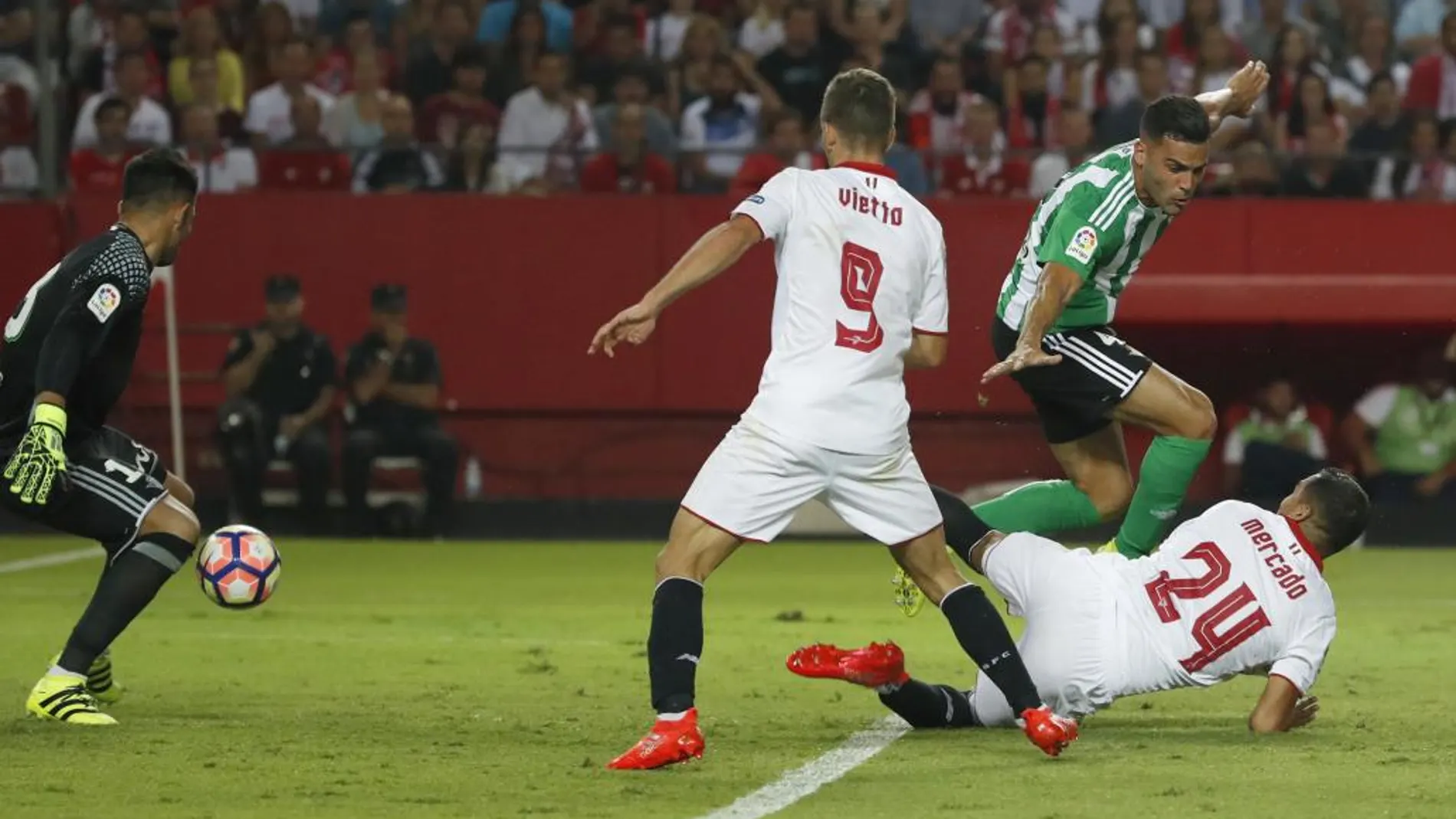 El defensa argentino del Sevilla Gabriel Mercado (d), junto a su compañero Vietto (2-i) y el bético Bruno